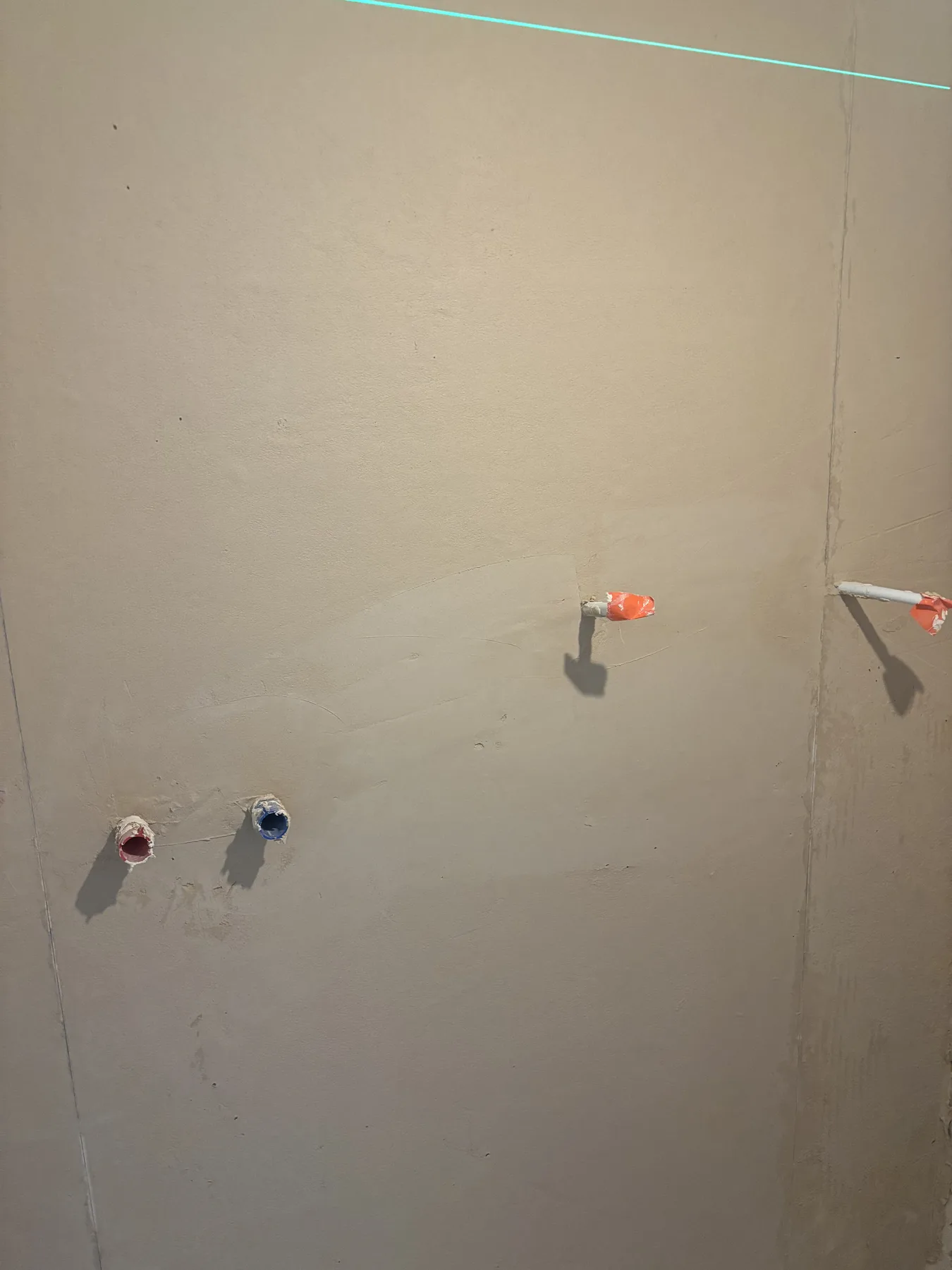 Podejścia instalacji wodnej w ścianie przed wykończeniem