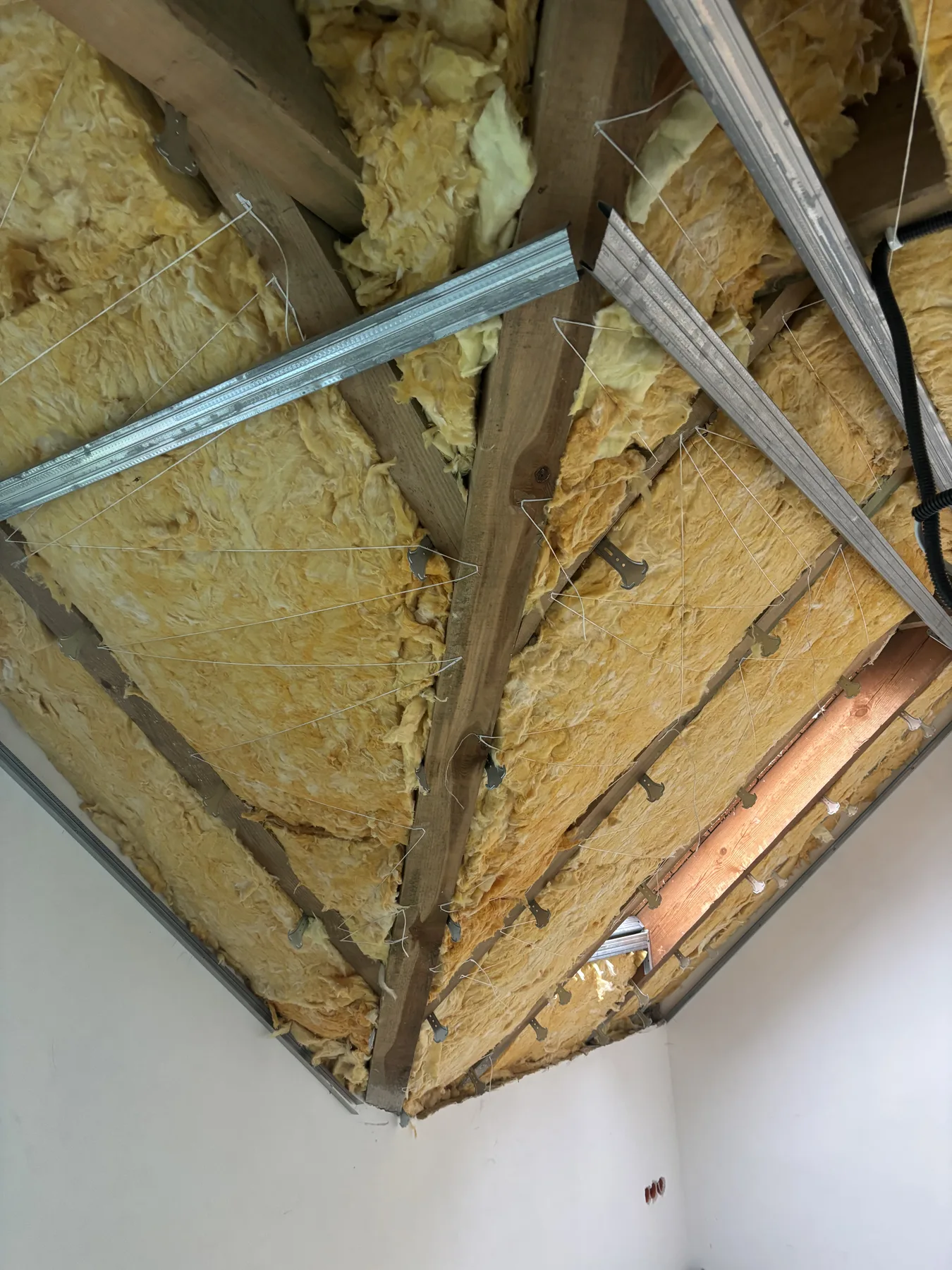 Wełna mineralna i stelaż pod zabudowę poddasza