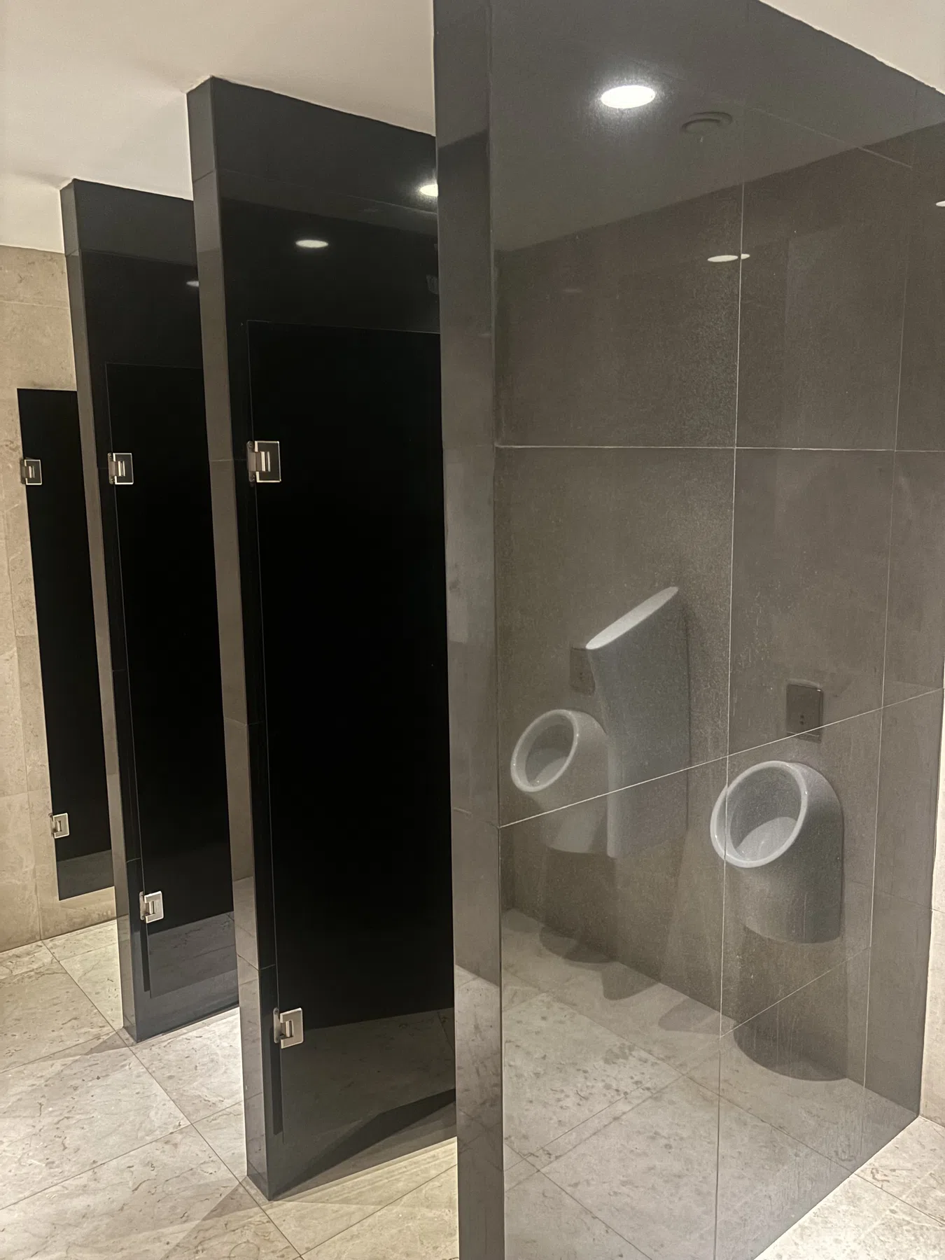 Nowoczesne kabiny sanitarne po montażu
