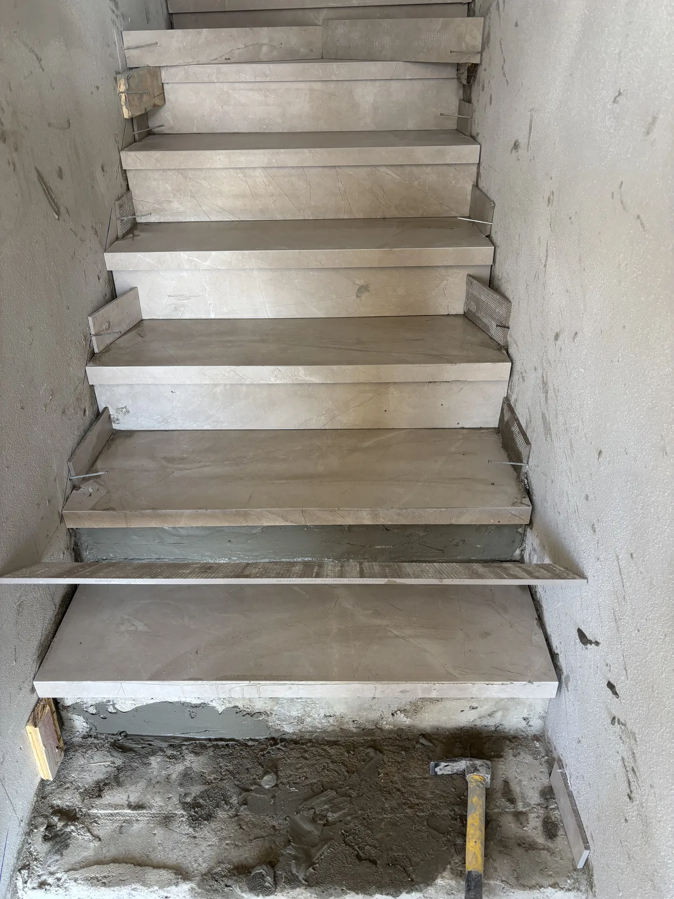 Betonowe schody wewnętrzne w trakcie prac
