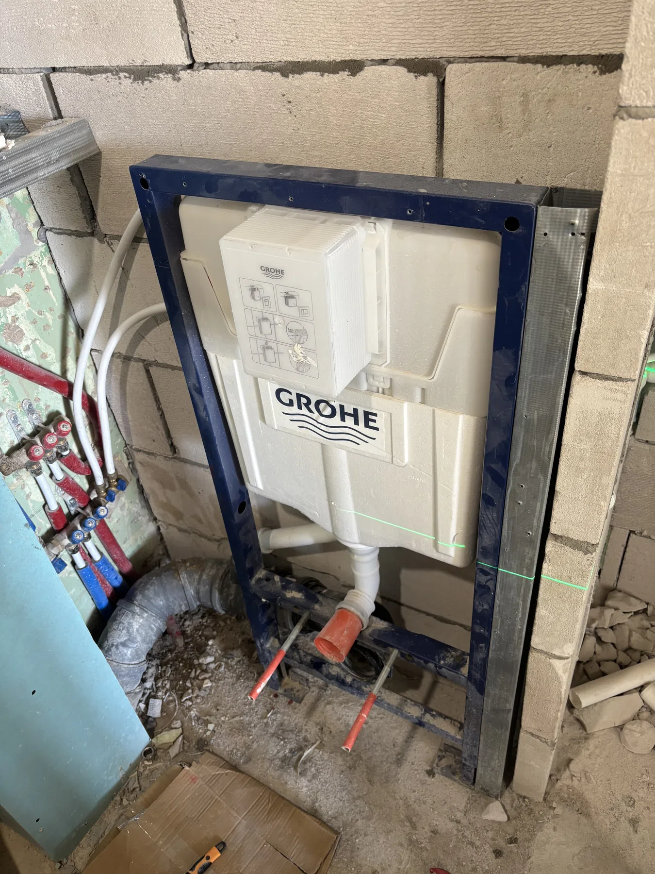 Urządzenie techniczne z podłączonymi przewodami instalacyjnymi